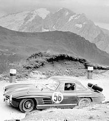 Rallye Lüttich – Rom – Lüttich 1955: Olivier Gendebien siegt auf einem Mercedes-Benz 300 SL.